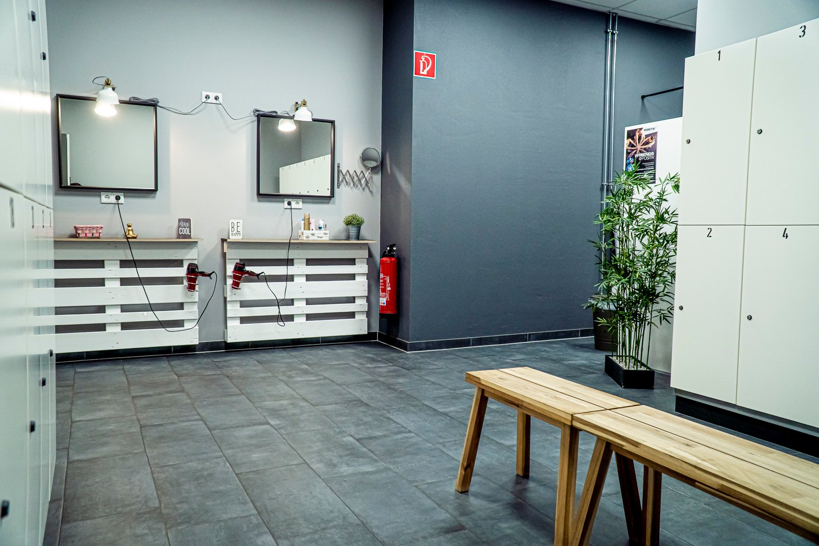 Trainingsbereich mit modernen Geräten im ONLYFIT Pöttmes