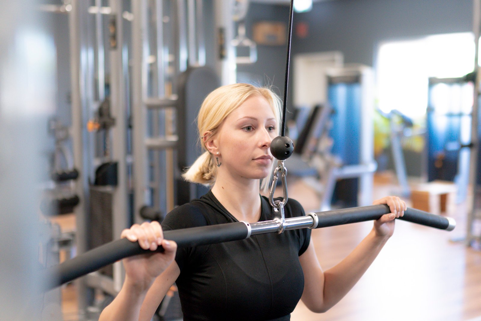 Fitnessbereich mit Trainingsgeräten im ONLYFIT Pöttmes bei Schrobenhausen