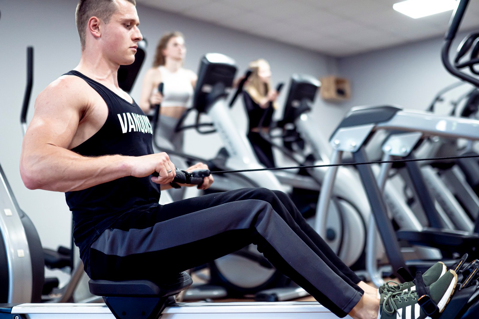 Cardio-Bereich mit Crosstrainern und Rudergeräten im ONLYFIT Pöttmes
