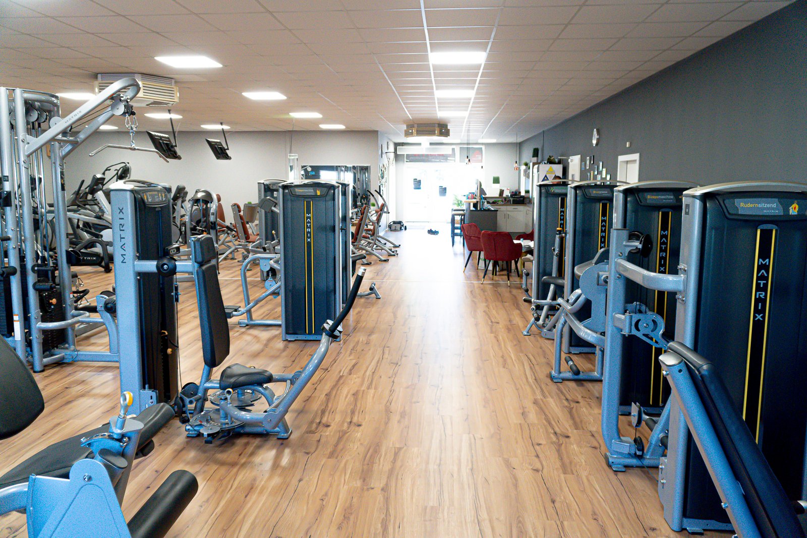Übersicht über den Trainingsbereich mit Matrix-Geräten im ONLYFIT Studio Pöttmes